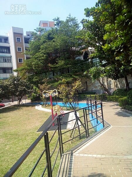 
4後方一大片草皮適合居民休憩遊樂。