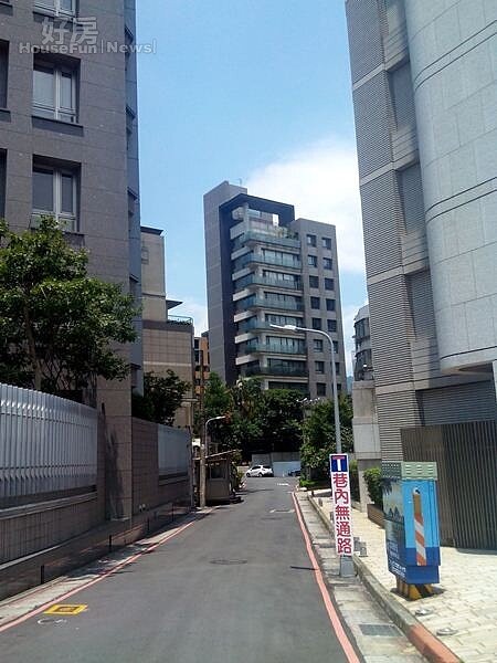 
5忠誠路的「第一社區」內不乏知名豪宅。