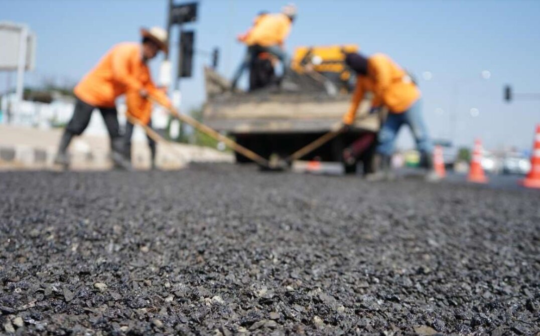 請用路人行經該路段車輛遵循標誌及交管人員指示減速慢行或提前改道行駛避開施工路段。圖：截自freepik