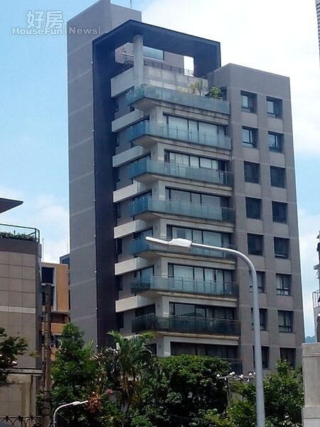 
6「第一社區」內的「后冠」豪宅建材高檔，遠望典雅高貴。