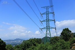 一般看到的電塔都白色的樣貌，貓空的電塔卻是綠色，是為了配合當地景觀嗎？不是，而是剛上防鏽漆，接著等上銀色表漆而已。