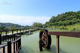 水車、水牛、牛背鷺。水車緩緩的轉動，所營造的氣氛就是早年貓空務農的情形。