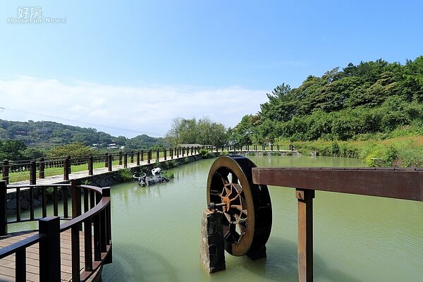 水車、水牛、牛背鷺。水車緩緩的轉動，所營造的氣氛就是早年貓空務農的情形。