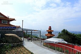 樟山寺是當地信仰中心，也是觀賞台北市落日夜景的好去處。