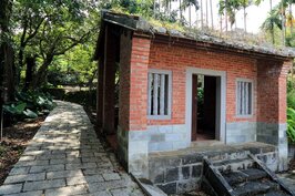 樟湖步道入口處有一座仿古傳統建築涼亭，走累了可在此歇息體驗秋季的清涼。