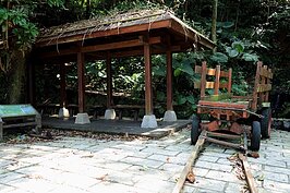 步道中的涼亭旁停放了一台現在少見的牛車，可惜缺乏維護已經開始破爛。