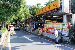 貓纜通車後，真的為當地帶來觀光客嗎？這一點當地人並不認為，因為搭貓纜來的人主要都是集中在貓空站附近消費，遠一點的茶館因為交通的關係，大都只有開車、騎車族會光顧。特地搭貓纜來消費的客人並不多。