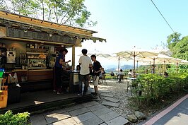 原本以行動咖啡館起家的貓空閒，近年已經變成擁有固定座位的戶外咖啡館。