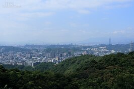 樟山寺看台北市景色。