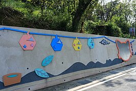 原本單調的水泥牆，在重新彩繪，加入貓纜、貓的剪影以及茶葉，變得繽紛又美麗。