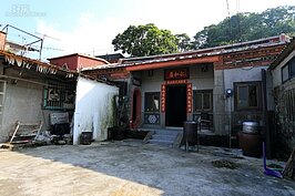 許多人到貓空都未曾注意到，在月老樹旁有一座超過一百四十年歷史的三合院「仁和居」，是當地張姓族人在木柵落地生根的祖厝之一。