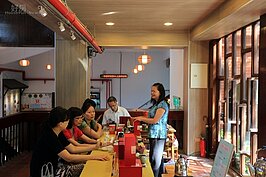 茶展中心內有專人講解茶葉的知識。