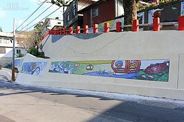 茶展中心不遠處，為當地張姓一族祖厝之一。同樣經過重新整理，白牆上利用磁磚拼貼，簡單的圖像勾勒出貓空特色。