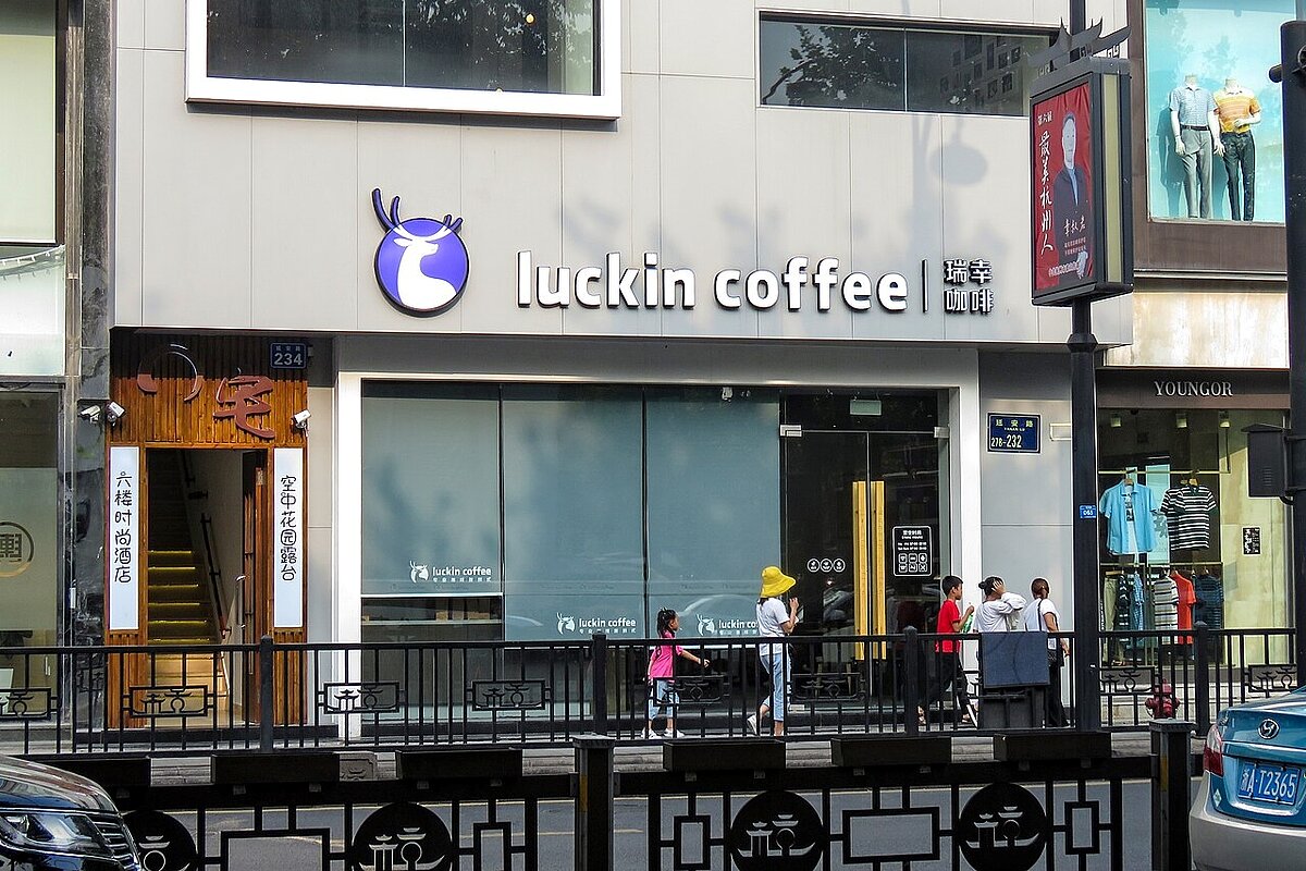 大陸最強連鎖咖啡「瑞幸咖啡」(Luckin Coffee)即將來台,首店就在南京東路三段。圖為杭州湖濱銀泰百貨分店。圖/維基百科