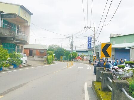 
新北市泰山區大科路的致命轉彎路段，公所及市府與相關機關於現場會勘了解。（吳嘉億攝）
