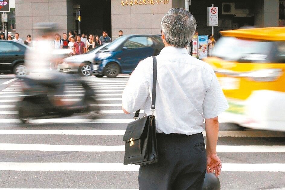 勞工談薪水在職場上原本就是弱勢,專家認為即使修法將徵才廣告的薪資揭露門檻,從現行的4萬元提高到5萬元,也只是治標。圖/本報系資料照片