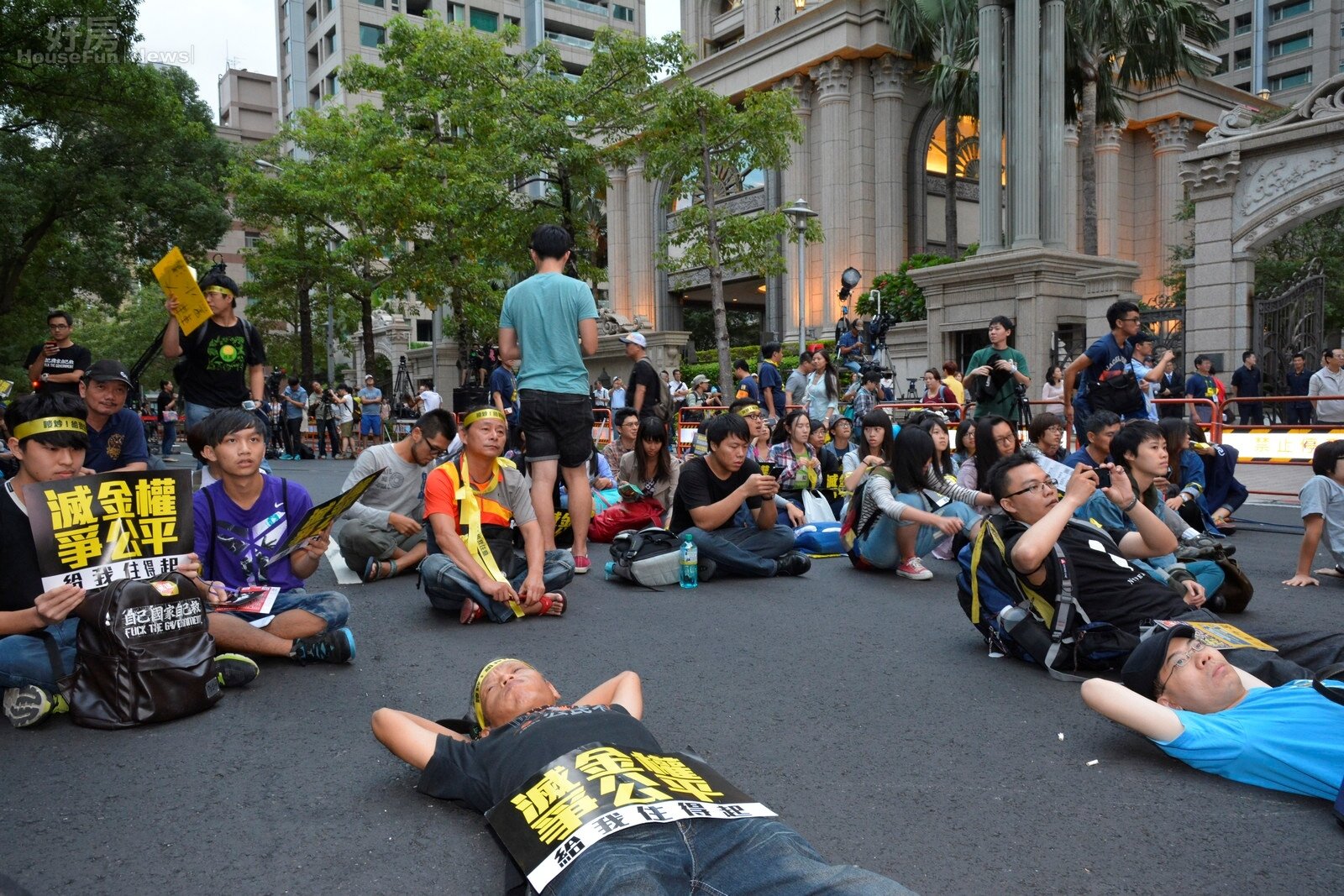 數百名群眾怒躺仁愛路三段。(好房網News記者陳韋帆╱攝)