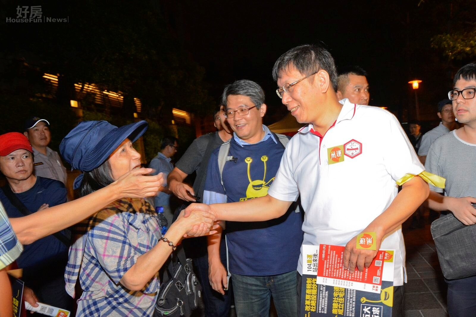 柯文哲到現場表示支持巢運與夜宿帝寶,民眾熱情歡迎爭相握手。(好房網News記者 陳韋帆/攝影)