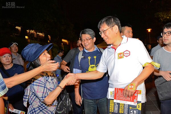 柯文哲到現場表示支持巢運與夜宿帝寶,民眾熱情歡迎爭相握手。(好房網News記者 陳韋帆/攝影)