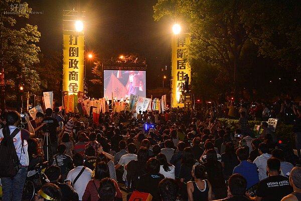 巢運為抗議高房價夜宿帝寶,越夜人潮越洶湧。(好房網News記者 陳韋帆/攝影)