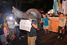 無殼蝸牛聯盟帶著最具象徵性的蝸牛殼進場。