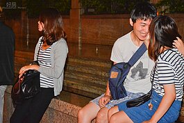 夜宿帝寶活動也有小插曲，坐在帝寶公設上，有一對情侶大方的曬恩愛，讓旁邊的小姐害羞當作沒看到。