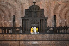 抗議民眾直接將減金權、爭公平的文宣海報直接貼在帝寶門口的圖騰上。