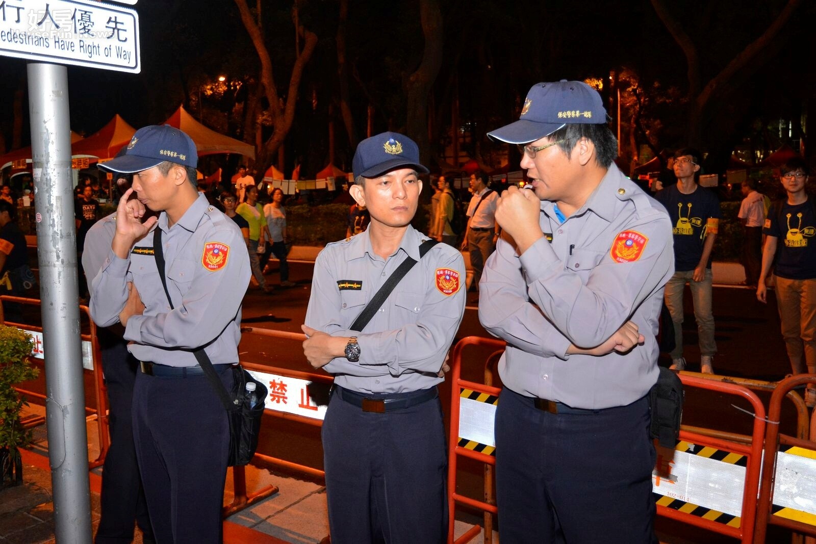 夜宿帝寶活動越業人越多，警察討論起活動內容，聊起買房過去與現在的難易度差別。（好房網News記者 陳韋帆／攝影）