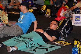 躺在地上睡覺的人越夜越多，台獨團體也到場參與。