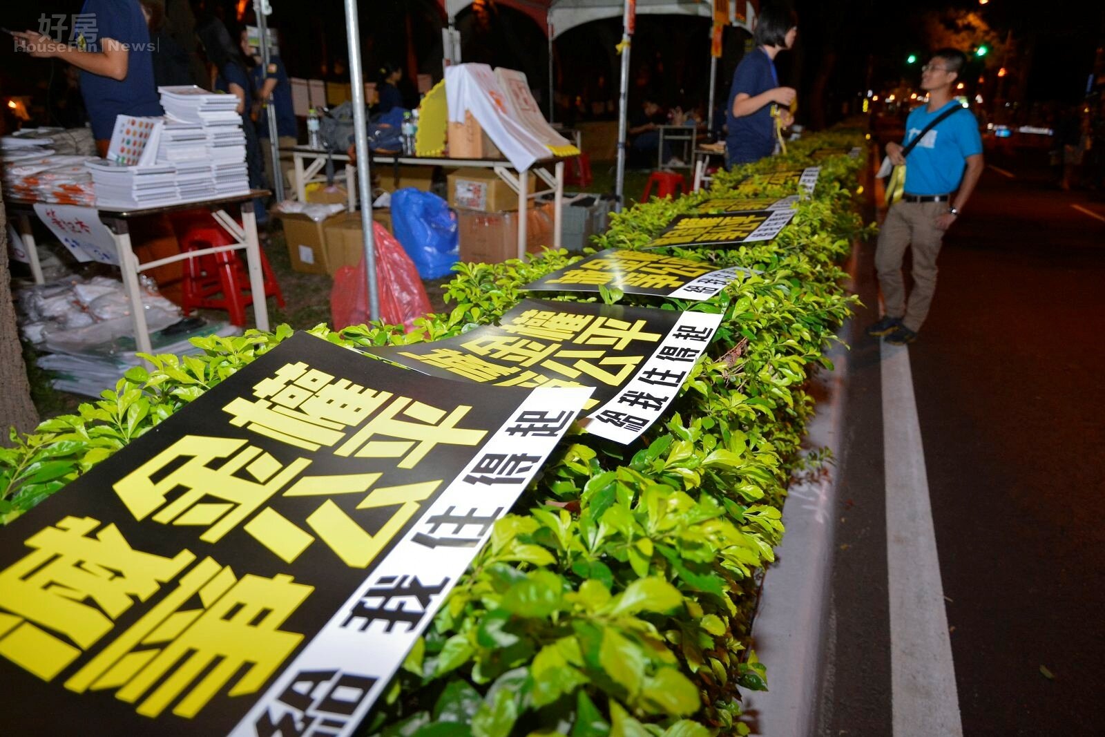 仁愛路的路樹被放滿的巢運文宣。（好房網News記者 陳韋帆／攝影）
