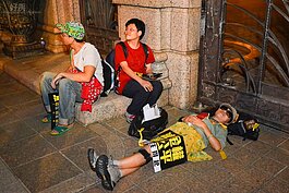 到了晚上警衛關起大門後，有民眾乾脆直接躺在大門口睡覺。