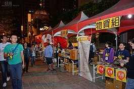 活動規畫周密，有物資組、接待組、醫療組、義賣組。