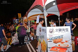 不知是否怕參加巢運的民眾肚子餓，出現了蛋糕、滷味的攤位，跟抗議的民眾有點格格不入。