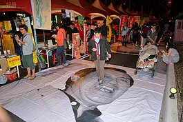 巢運團體將馬英九總統的肖像大幅輸出，讓眾人踐踏。