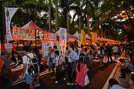 越晚人潮越多，而國父孫中山的圖像也被掛在帳棚上格外顯眼。