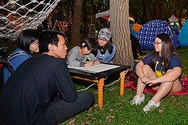 也有家長帶來桌子，讓小孩當場畫起圖來。