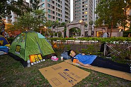 糾察隊不知是否太累，獨自躺在帳棚旁睡著了。