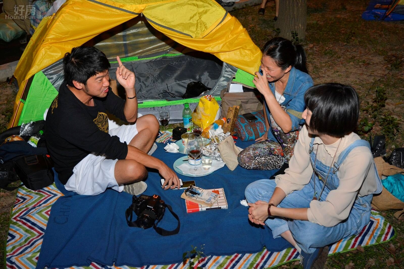也有人準備好食物、紅酒杯談笑風生,一派輕鬆的樣子就像真的來露營的。(好房網News記者 陳韋帆/攝影)