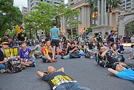 活動剛開始，立即請第一排抗議民眾躺下休息，感受一下躺在台灣最貴的帝寶前面的感覺。