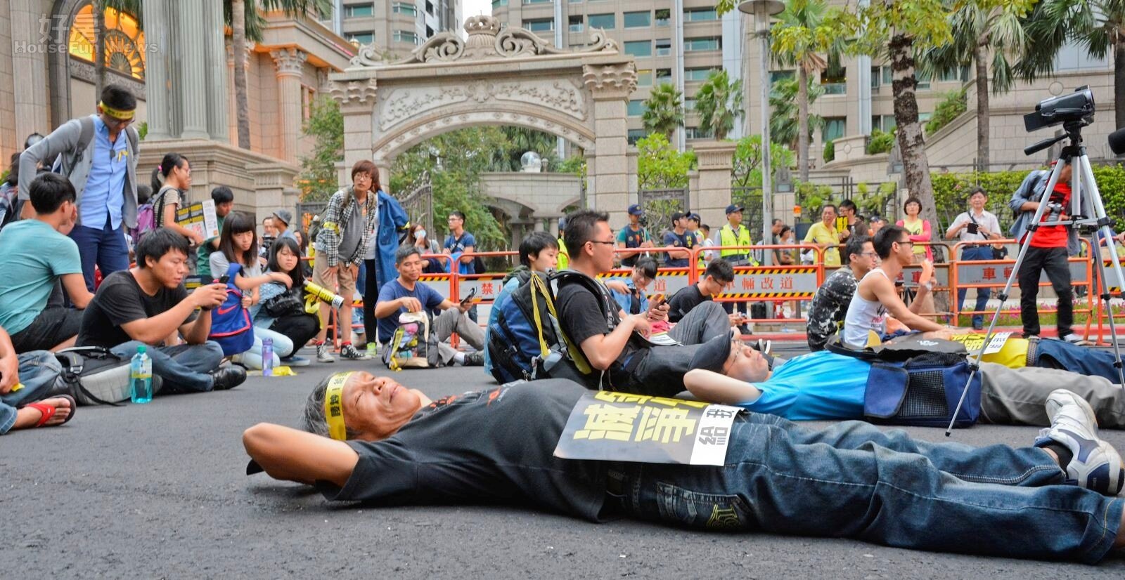 活動剛開始，立即請第一排抗議民眾躺下休息，感受一下躺在台灣最貴的帝寶前面的感覺。（好房網News記者 陳韋帆／攝影）