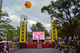 捍衛居住正義、打倒政商金權，兩行大布條高掛舞台，巢運夜宿帝寶活動正式展開。