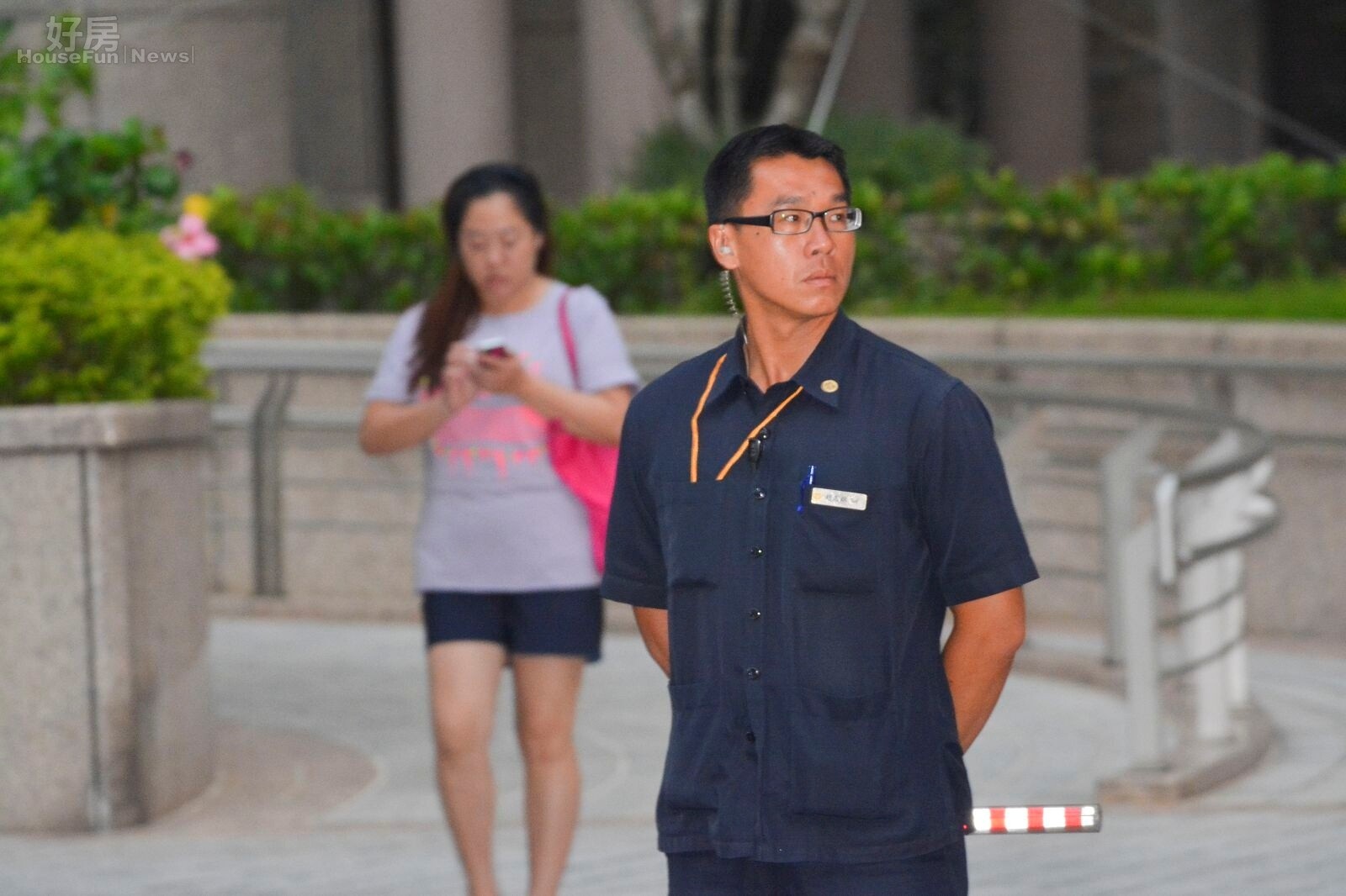 帝寶警衛神情緊張,東張西望的觀察活動。(好房網News記者 陳韋帆/攝影)