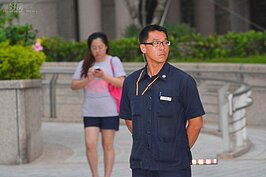 帝寶警衛神情緊張，東張西望的觀察活動。