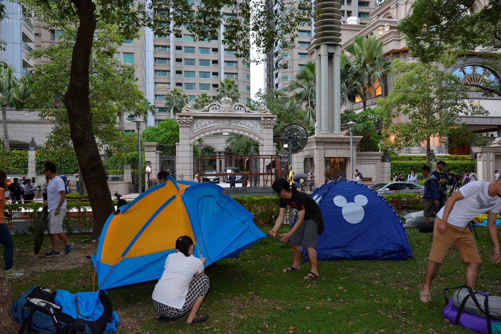 巢運團體直接在帝寶的大門前搭起帳棚,準備夜宿帝寶前。(好房網News記者 陳韋帆/攝影)
