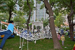 不只有帳棚，利用仁愛路大量的路樹，民眾直接掛起吊床，一次容納更多人睡覺。