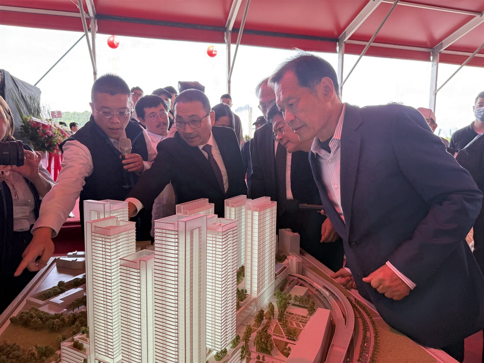環宇上城董事長許崑泰(右一)與新北市長侯友宜觀看模型。記者朱曼寧/攝影