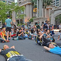 巢運怒躺仁愛路　帝寶前討公平