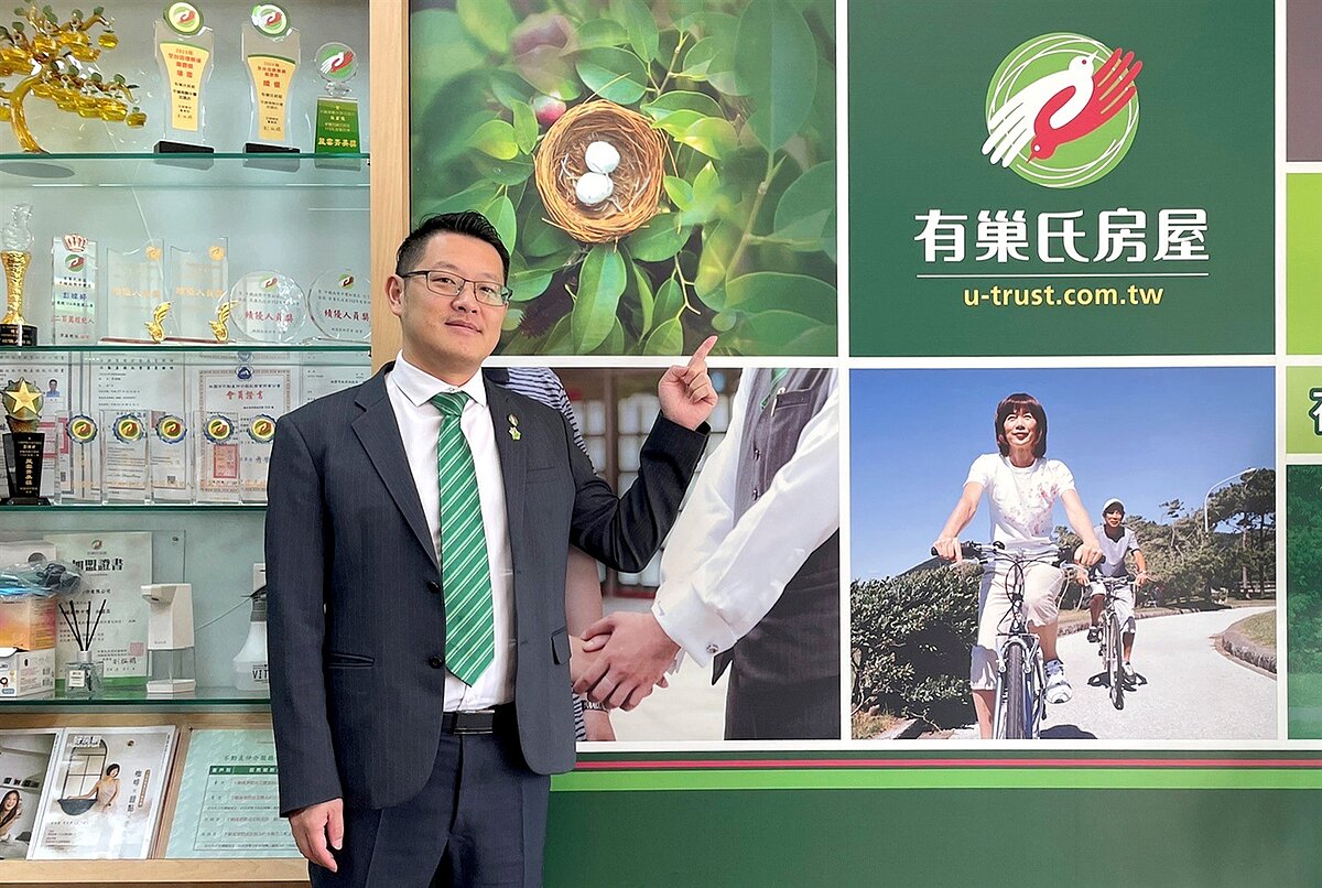 有巢氏房屋平鎮南勢中豐加盟店東徐銘志不僅是平鎮區在地房市專家，更以誠實服務助客戶渡過難關。圖／永慶房產集團提供