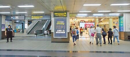 台北捷運傳出有民眾全裸拍攝不雅影片,台北市議員簡舒培痛批,近3年捷運站發生不雅行為案都是民眾通報,北捷及警察巡邏形同虛設。(本報資料照片)