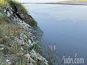 今夏颱風接連來襲！高屏溪護岸遭大水沖毀　30年前掩埋垃圾現蹤